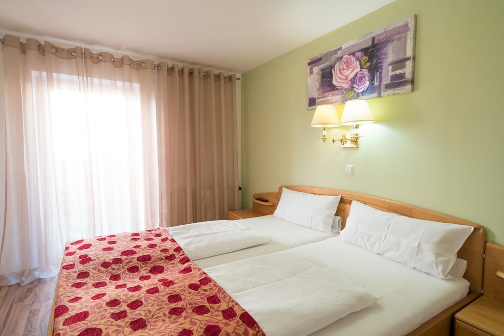 Wellnesshotel & Restaurant Hexenschopf Лёффинген Экстерьер фото