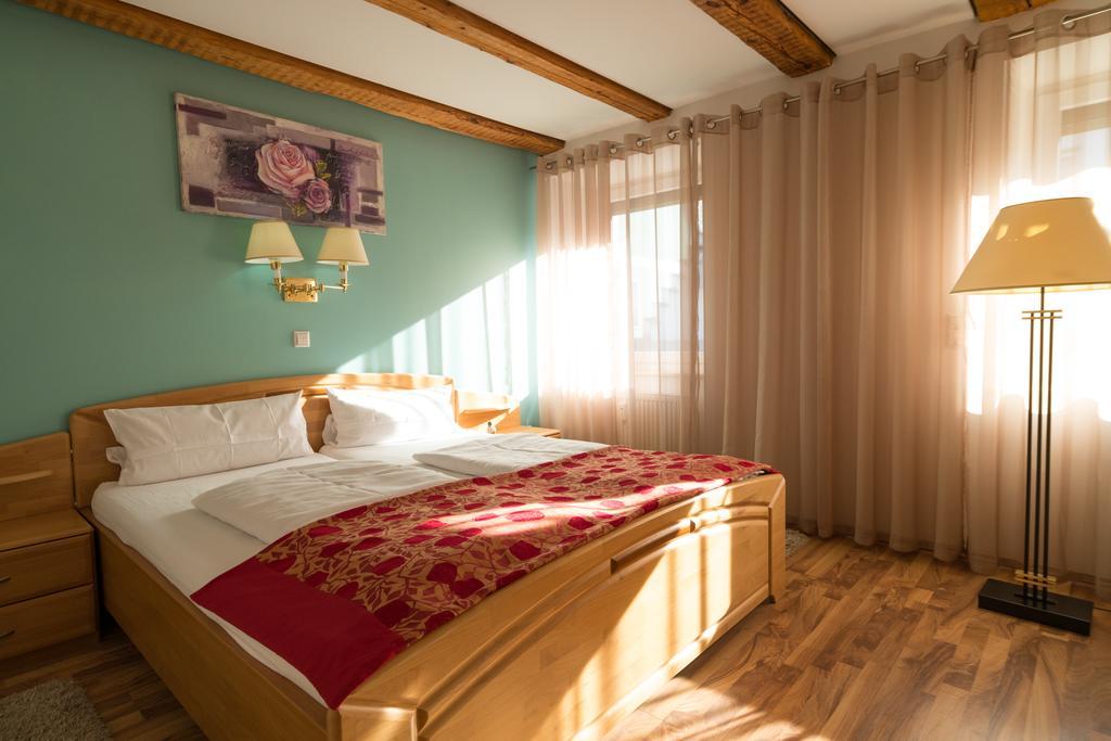 Wellnesshotel & Restaurant Hexenschopf Лёффинген Экстерьер фото