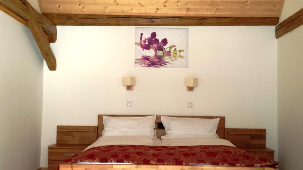 Wellnesshotel & Restaurant Hexenschopf Лёффинген Номер фото